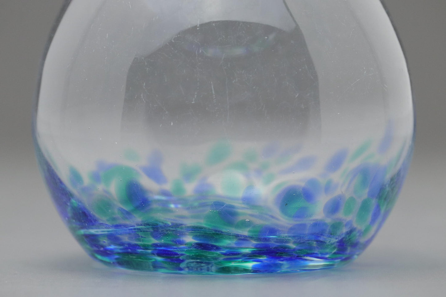Mundgeblasene Sake-Karaffe aus Glas – Japanische Tokkuri mit blau-grünem Blasenmuster – Klarglaskaraffe für kalten Sake als Tischdekoration