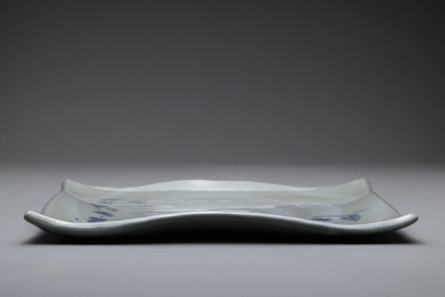 Assiette carrée Arita Ware japonaise ornée de vignes et de baies peintes à la main – Plat traditionnel en céramique à glaçure spirale – Vaisselle fabriquée au Japon