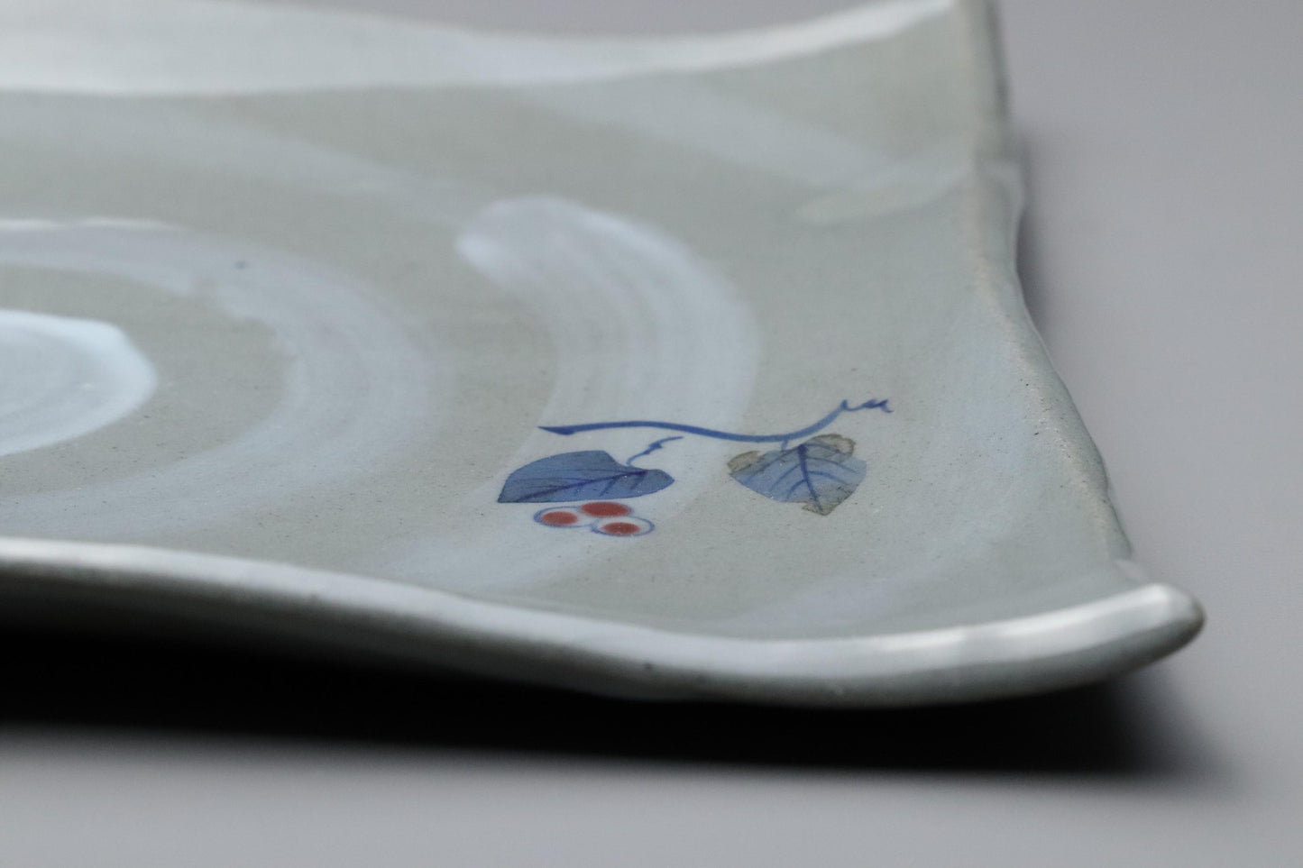 Assiette carrée Arita Ware japonaise ornée de vignes et de baies peintes à la main – Plat traditionnel en céramique à glaçure spirale – Vaisselle fabriquée au Japon