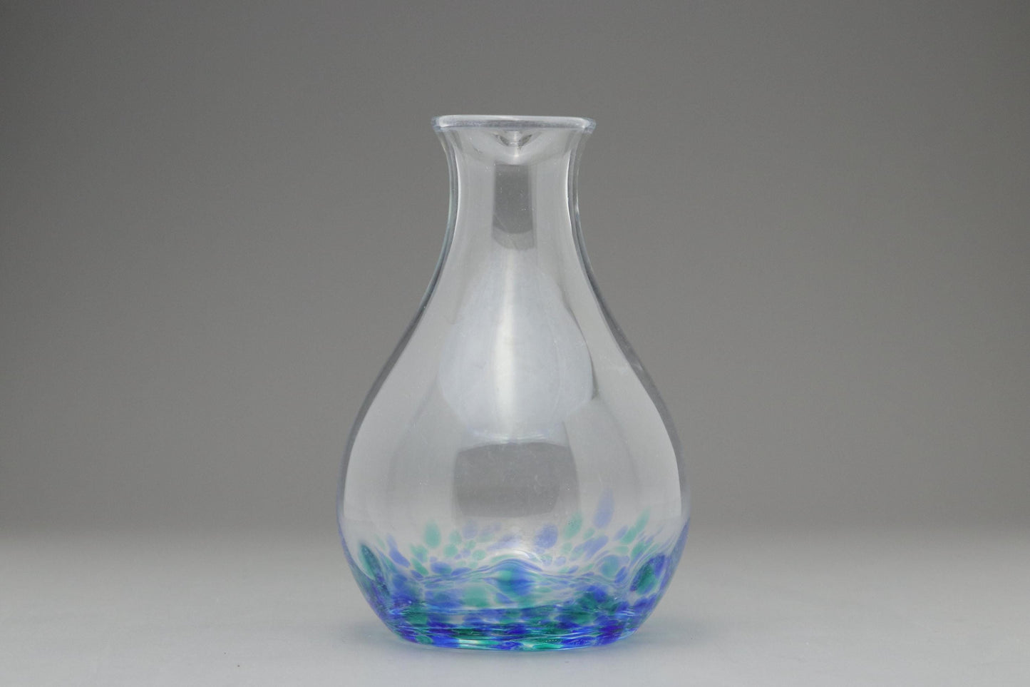 Mundgeblasene Sake-Karaffe aus Glas – Japanische Tokkuri mit blau-grünem Blasenmuster – Klarglaskaraffe für kalten Sake als Tischdekoration