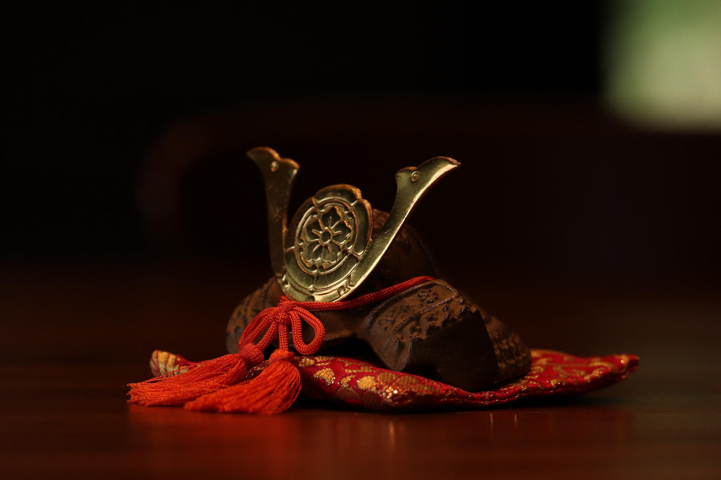 Japanese Samurai Kabuto Helmet | Oda Nobunaga Cast Iron Ornament | Lucky Decor for Career & Family | Traditional Japanese Display Piece