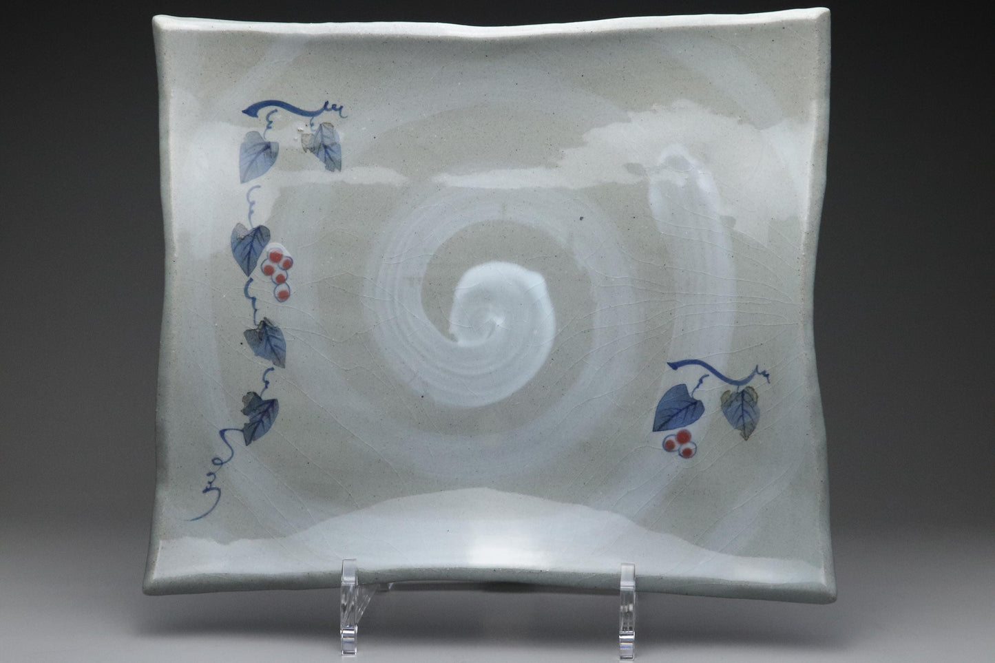 Assiette carrée Arita Ware japonaise ornée de vignes et de baies peintes à la main – Plat traditionnel en céramique à glaçure spirale – Vaisselle fabriquée au Japon