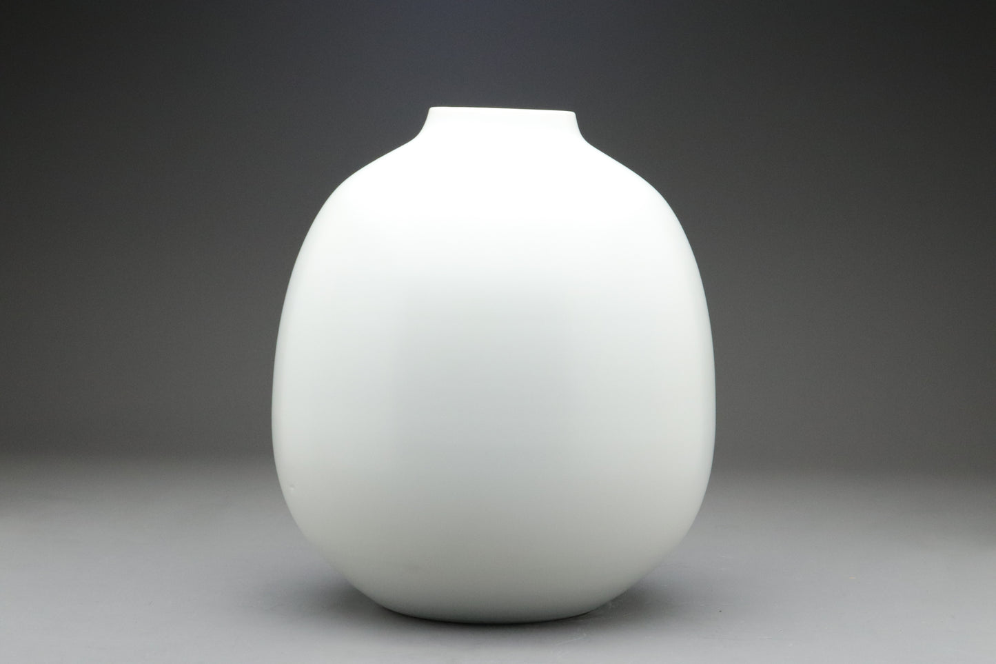 Japanese Asao Takashima Modern Minimalist White Porcelain Ikebana Flower Vase Tomobako Contemporary Art Home Decor Gift Ovoid Ceramic Artist