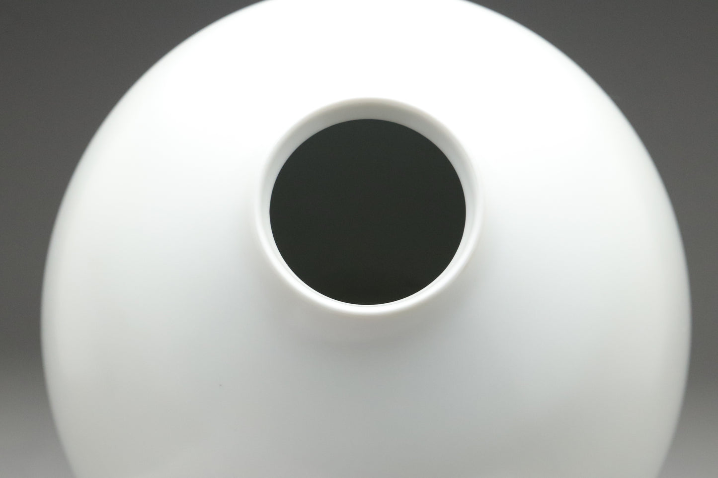 Japanese Asao Takashima Modern Minimalist White Porcelain Ikebana Flower Vase Tomobako Contemporary Art Home Decor Gift Ovoid Ceramic Artist