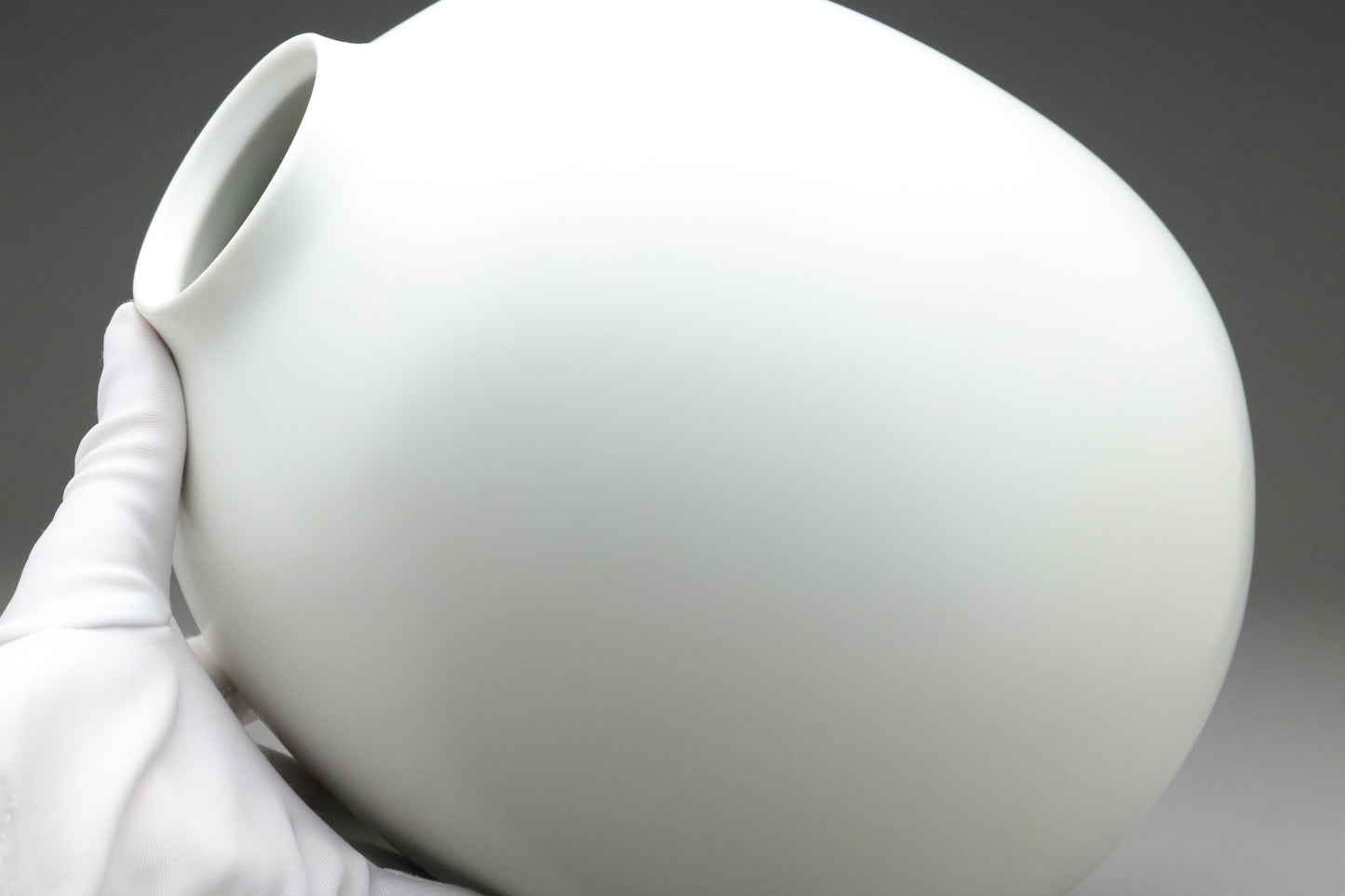 Japanese Asao Takashima Modern Minimalist White Porcelain Ikebana Flower Vase Tomobako Contemporary Art Home Decor Gift Ovoid Ceramic Artist