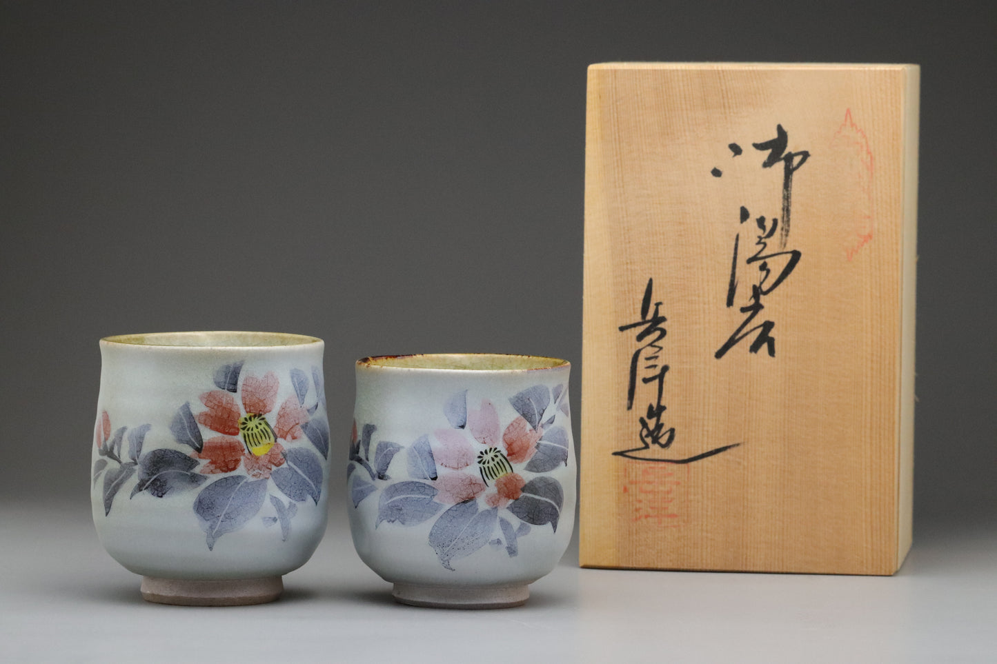 Kutani Ware Yunomi Pair – Hand-Painted Japanese Porcelain Tea Cups with Floral Design – Traditional Kutani Pottery – Made in Japan