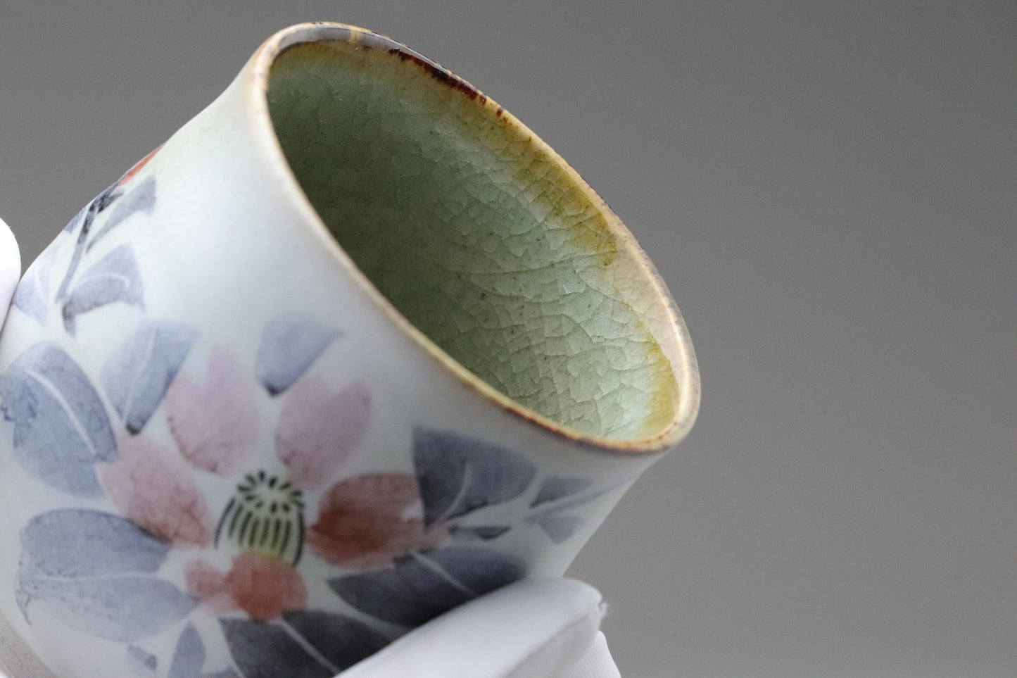 Kutani Ware Yunomi Pair – Hand-Painted Japanese Porcelain Tea Cups with Floral Design – Traditional Kutani Pottery – Made in Japan