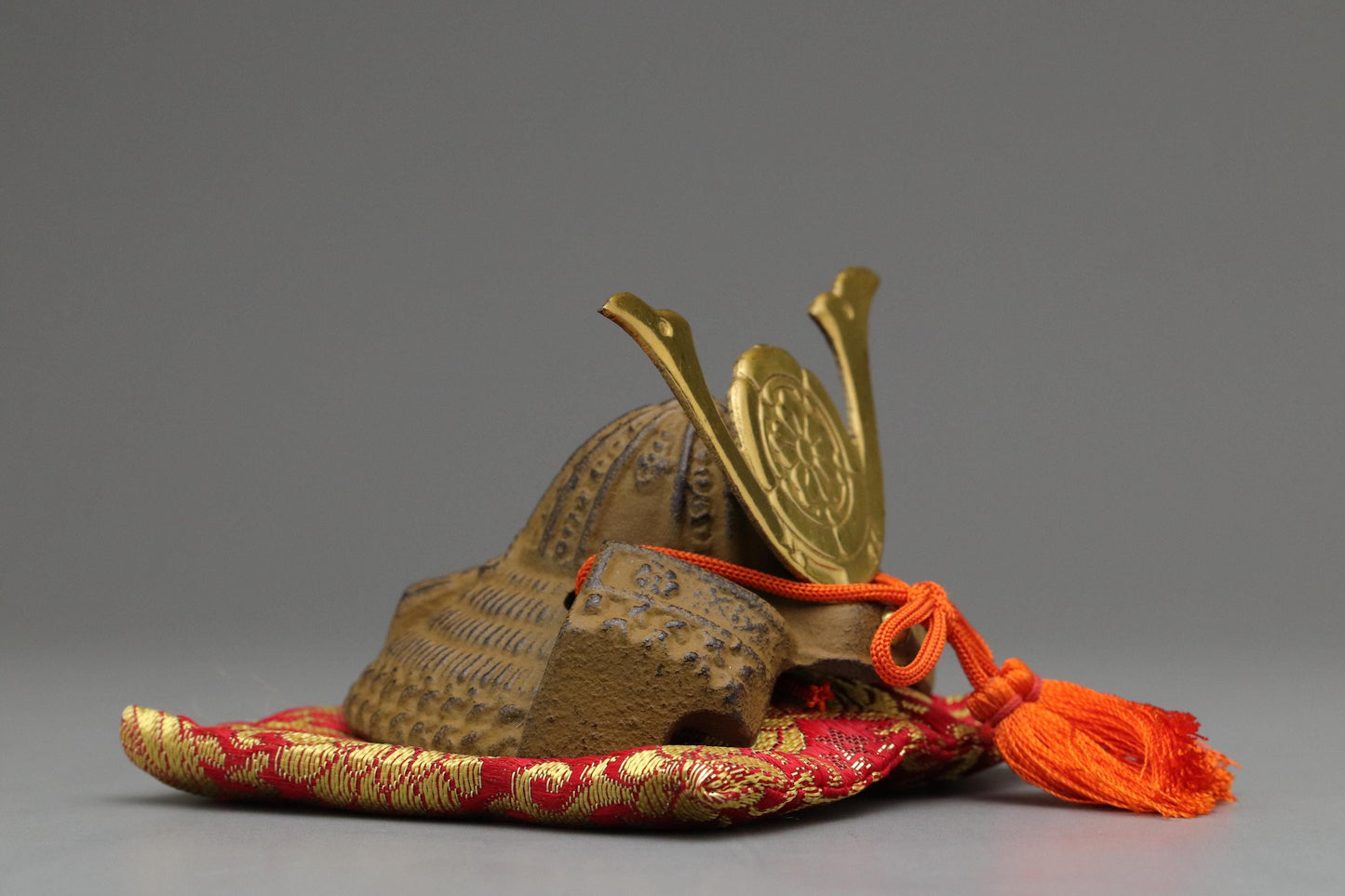 Japanese Samurai Kabuto Helmet | Oda Nobunaga Cast Iron Ornament | Lucky Decor for Career & Family | Traditional Japanese Display Piece