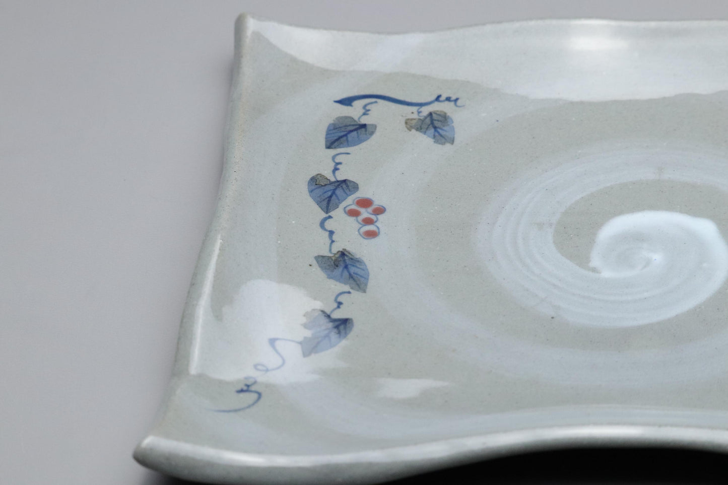 Assiette carrée Arita Ware japonaise ornée de vignes et de baies peintes à la main – Plat traditionnel en céramique à glaçure spirale – Vaisselle fabriquée au Japon