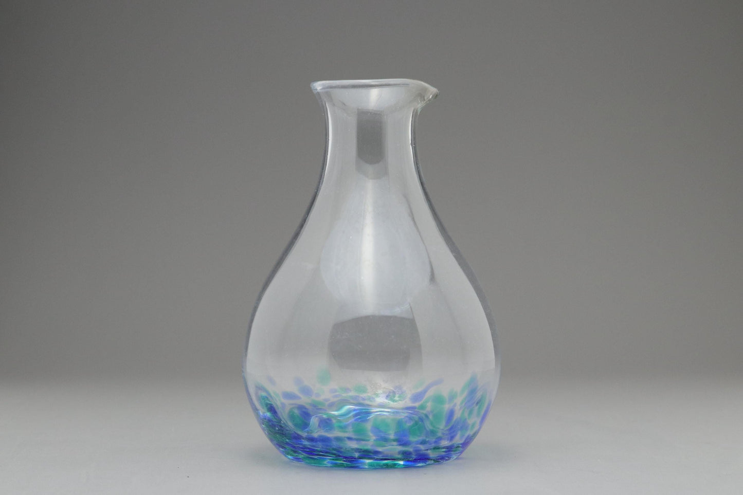 Mundgeblasene Sake-Karaffe aus Glas – Japanische Tokkuri mit blau-grünem Blasenmuster – Klarglaskaraffe für kalten Sake als Tischdekoration