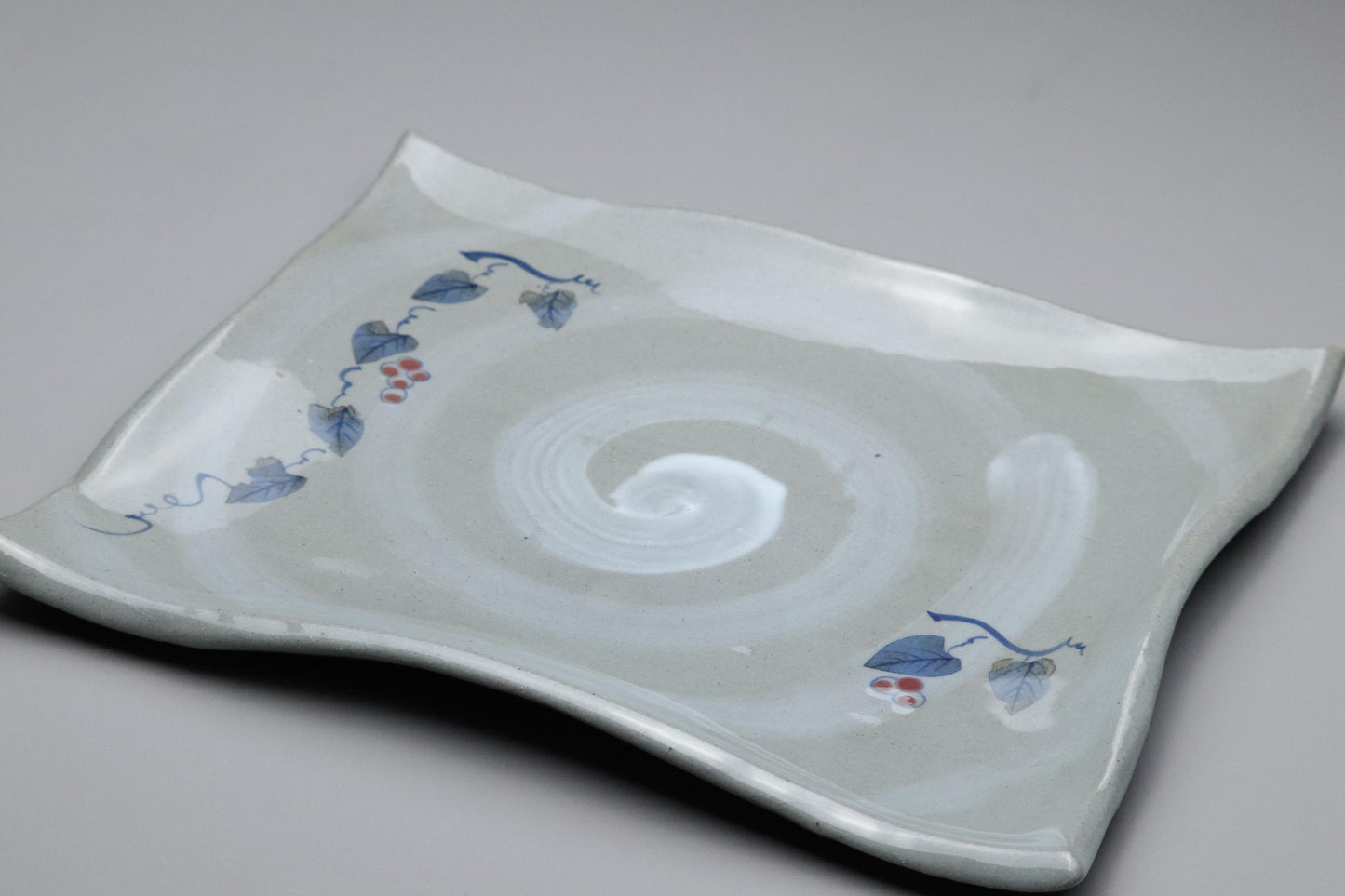 Assiette carrée Arita Ware japonaise ornée de vignes et de baies peintes à la main – Plat traditionnel en céramique à glaçure spirale – Vaisselle fabriquée au Japon