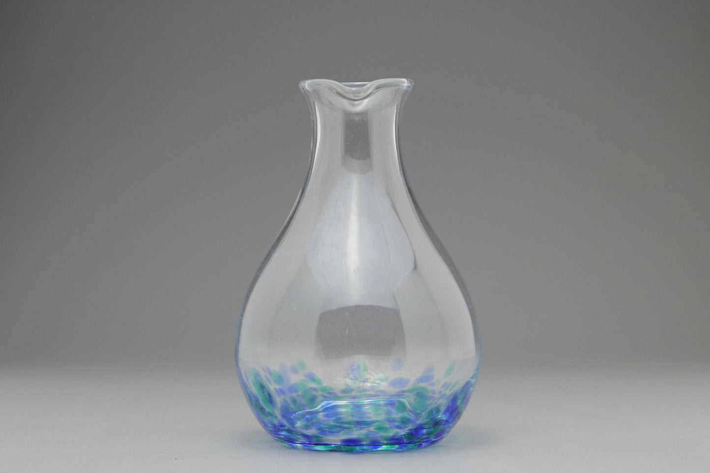 Mundgeblasene Sake-Karaffe aus Glas – Japanische Tokkuri mit blau-grünem Blasenmuster – Klarglaskaraffe für kalten Sake als Tischdekoration