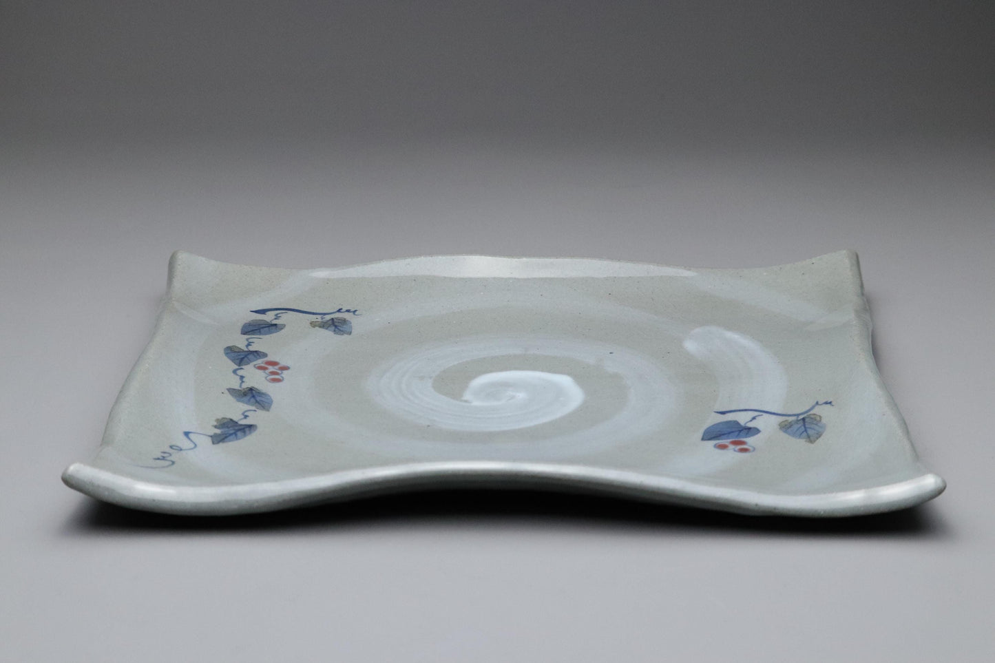 Assiette carrée Arita Ware japonaise ornée de vignes et de baies peintes à la main – Plat traditionnel en céramique à glaçure spirale – Vaisselle fabriquée au Japon